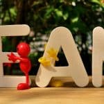 Des collaborateurs tiennent les lettres du mot TEAM