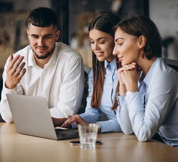 Collaboration d'équipe autour d'un ordinateur portable