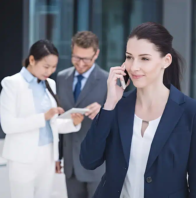 Professionnels discutant dans un environnement de bureau moderne.