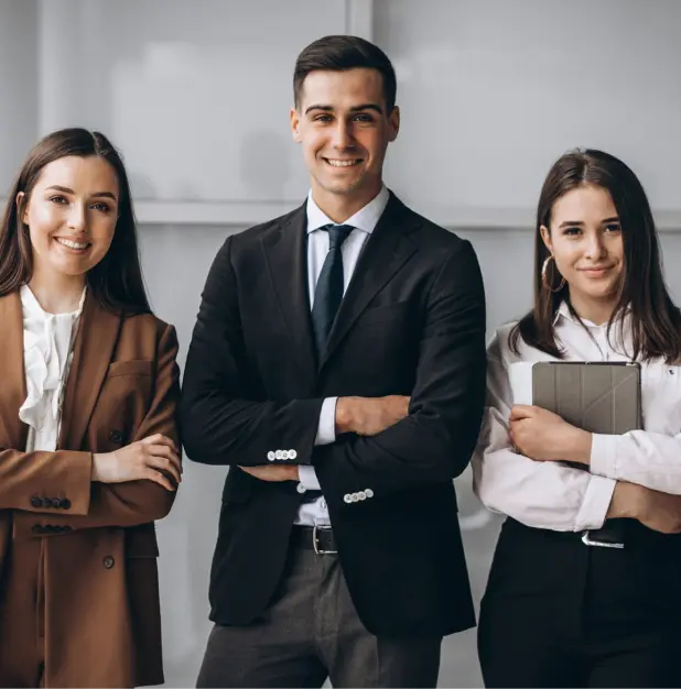 Trois professionnels souriants en tenue formelle.