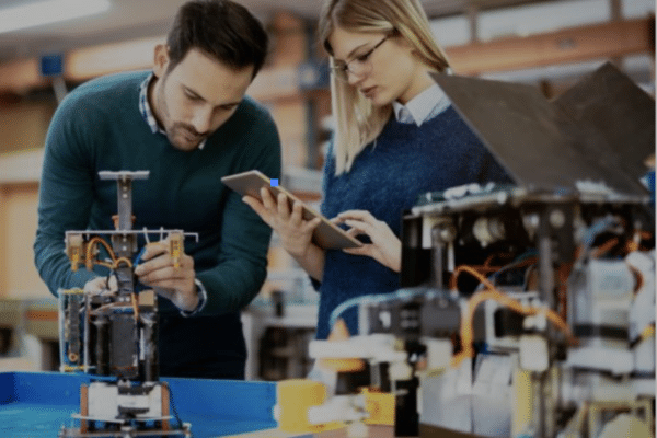 Deux personnes travaillant sur un projet de robotique.